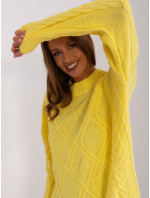 Žltý pletený sveter s káblami
