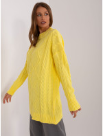 Žltý pletený sveter s káblami